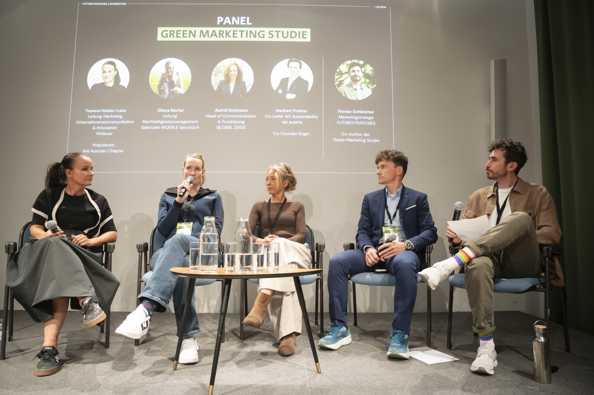 Nach der Präsentation der Green Marketing Studie 2026 von FUTURESTRATEGIES und MOMENTUM Wien ging eine Podiumsdiskussion in Szene: Yvonne Haider-Lenz (Vöslauer Mineralwasser/IAA Austrian Chapter), Diana Reuter (Käserei Woerle), Astrid Stelmann (Global 2000), Herbert Pratter (Begin) und Florian Schleicher (FUTURESTRATEGIES).