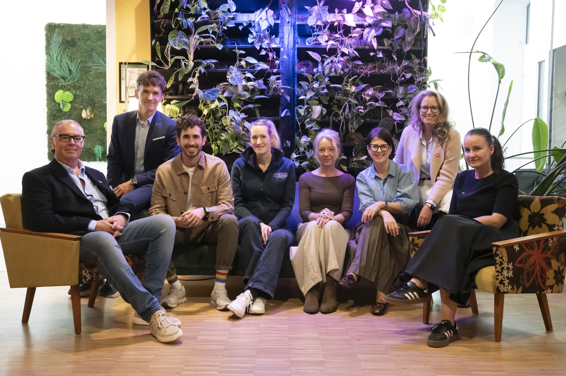 Bereicherten bei der Präsentation der Green Marketing Studie 2026 von FUTURESTRATEGIES und MOMENTUM Wien die Bühne: Maximilian Mondel (MOMENTUM Wien), Herbert Pratter (Begin), Florian Schleicher (FUTURESTRATEGIES), Diana Reuter (Käserei Woerle), Astrid Stelmann (Global 2000), Regina Loster (Marketing Club Österreich), Rut Morawetz (iab austria), Yvonne Haider-Lenz (Vöslauer Mineralwasser/IAA Austrian Chapter).
