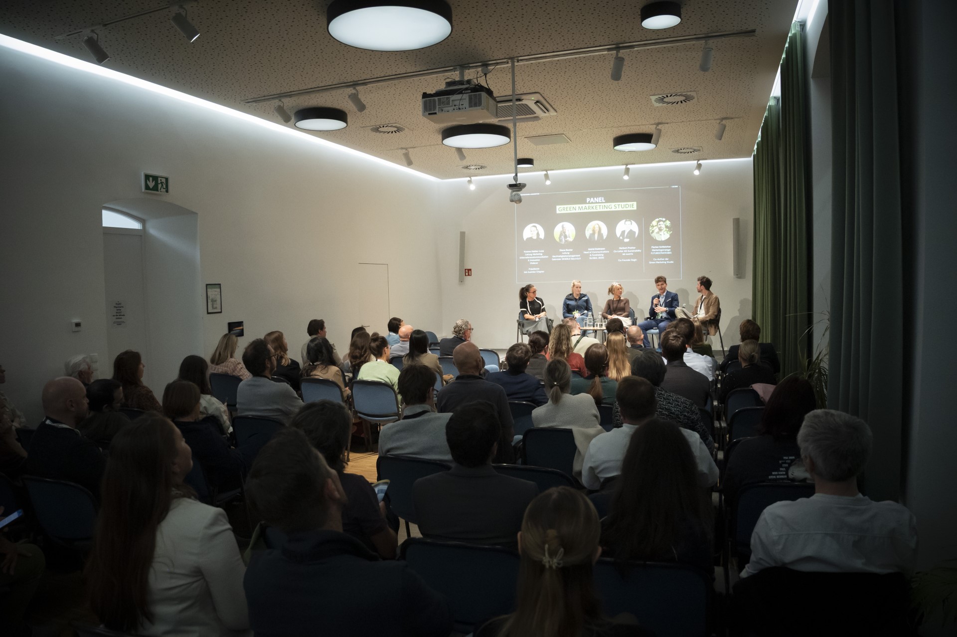 Dicht gedrängte Reihen bei der Präsentation der Green Marketing Studie 2026 von FUTURESTRATEGIES und MOMENTUM Wien auf Einladung von IAA Austrian Chapter, iab austria und Marketing Club Österreich in der Eventlocation Blumenfabrik in der Neustiftgasse in Wien.